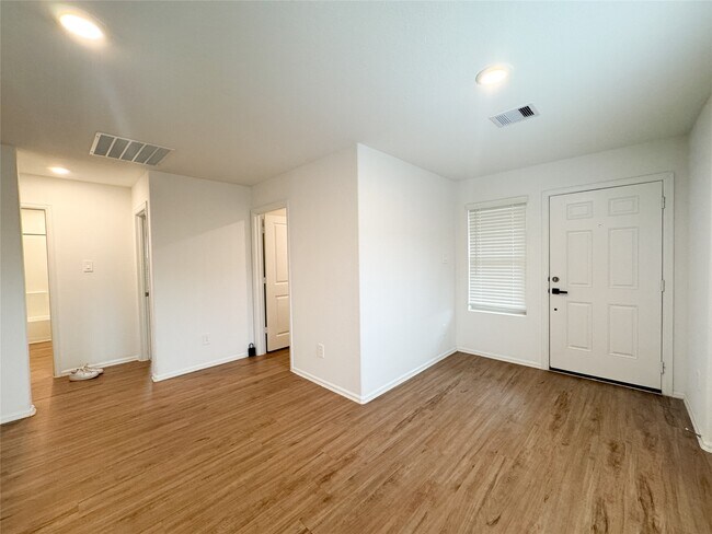 Foto del edificio - 1411 Las Cuevas Dr