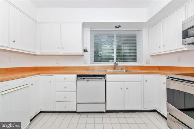 Building Photo - 5 President Point Dr