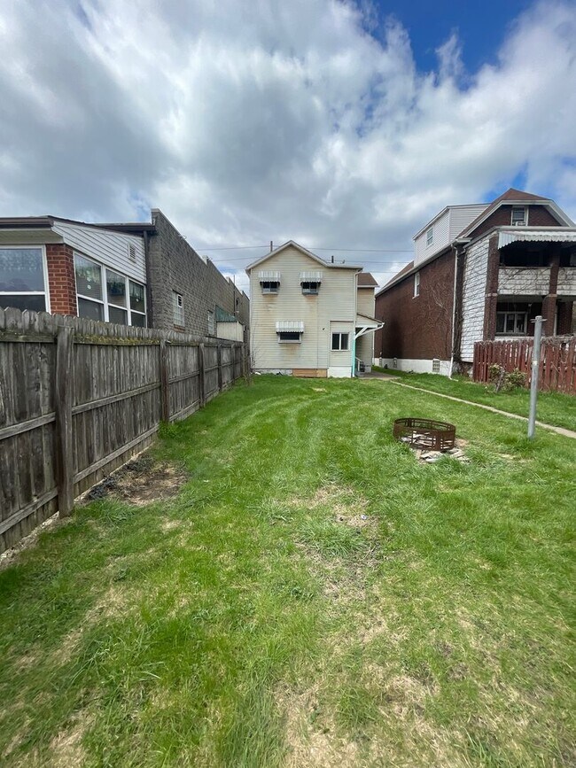 Building Photo - Renovated 3 bed 1 bath with River views fr...