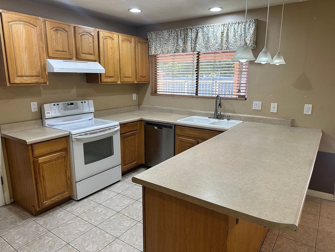 Foto principal - 1746 S Yale