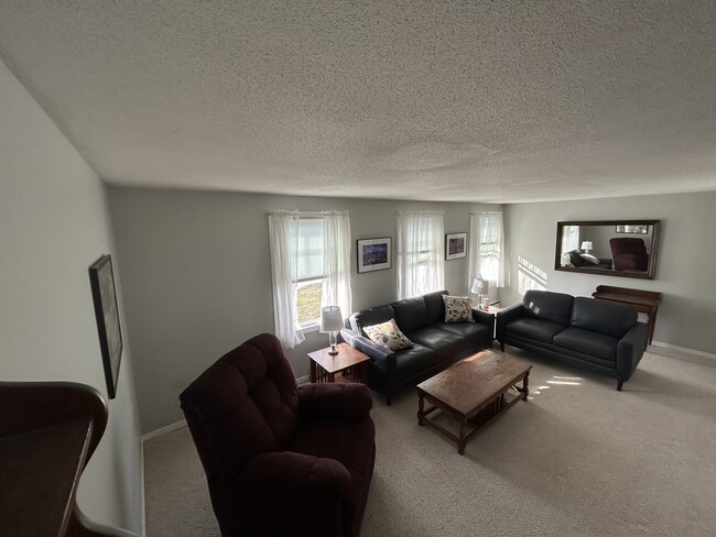Building Photo - 31 Highlander Dr