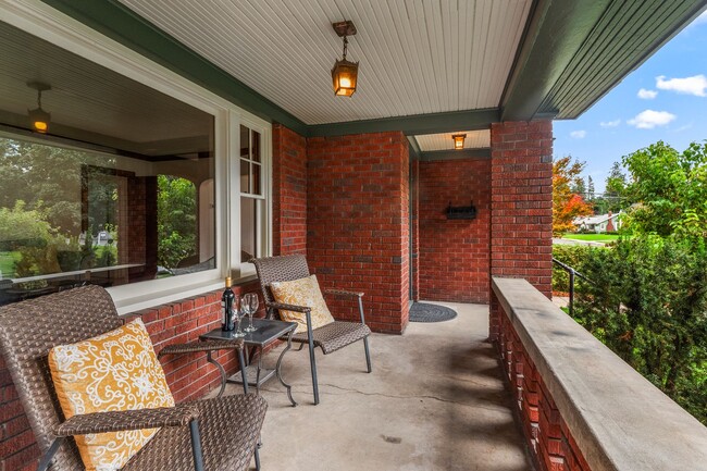 Building Photo - 3 Bed 2 Bath South Hill Spokane home offering all the updates..