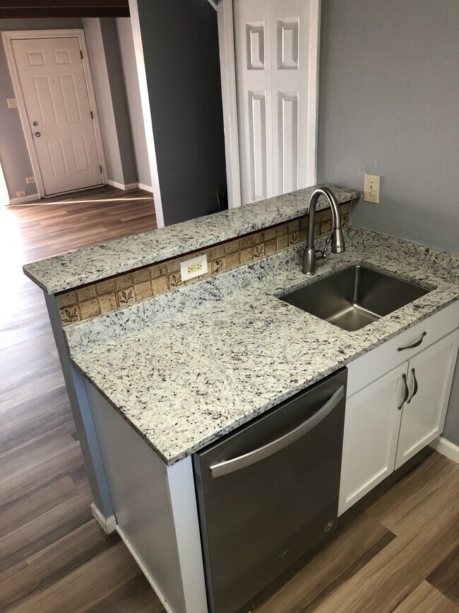 Foto del edificio - 529 Meadow Green Ln