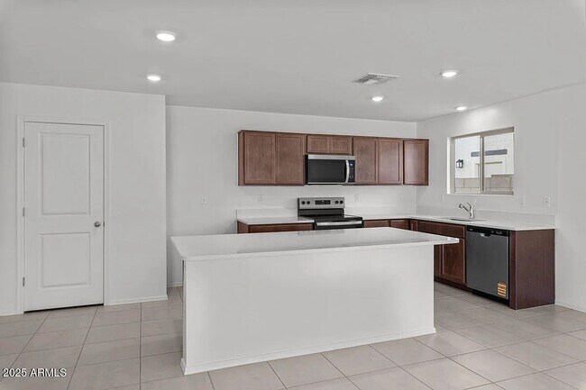 Building Photo - 18185 E Zuza Dr