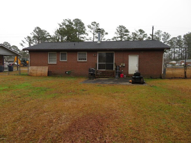 Building Photo - 303 Lakewood Dr