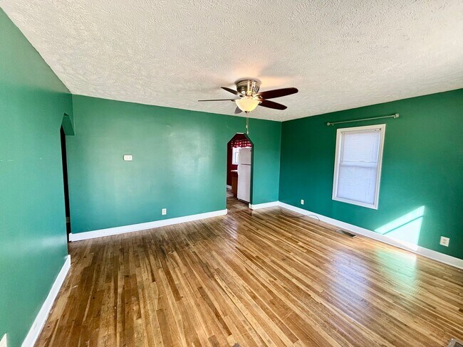 Building Photo - 2 Bedroom, 1 Bath Home - North Side Locati...