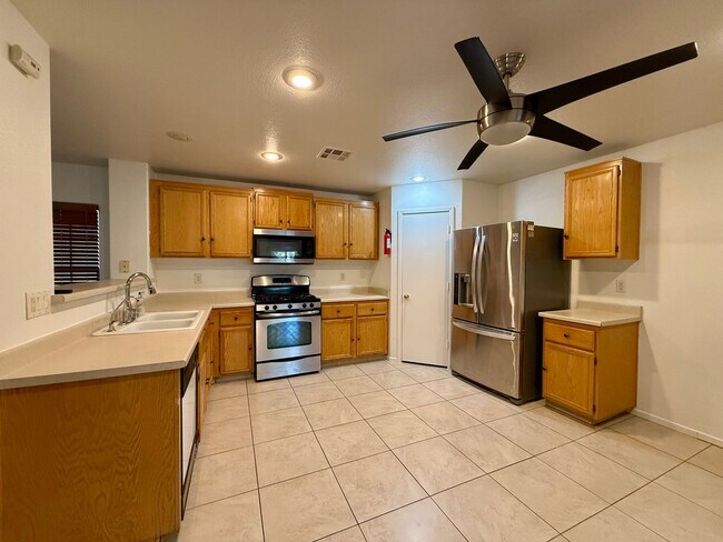 Foto del edificio - 3/BD 2.5/BA - Timeless Charm with Spacious...