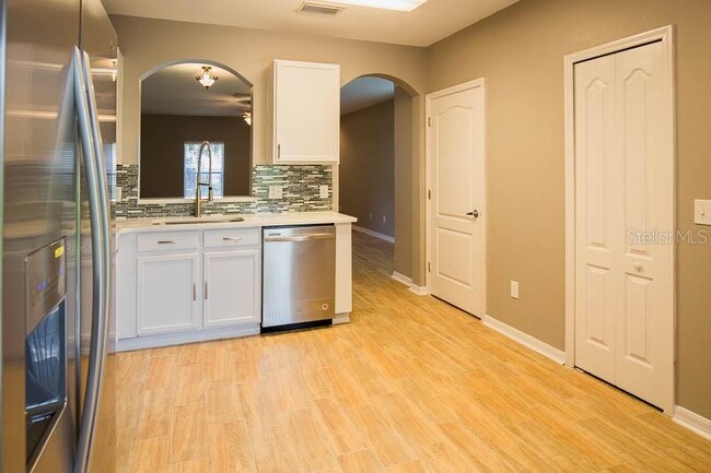 Foto del edificio - 5879 Fishhawk Ridge Dr