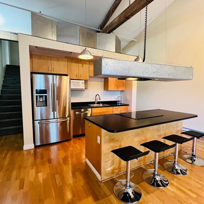 Foto del edificio - Chic Industrial Living: 2 Bed, 2 Bath Harb...