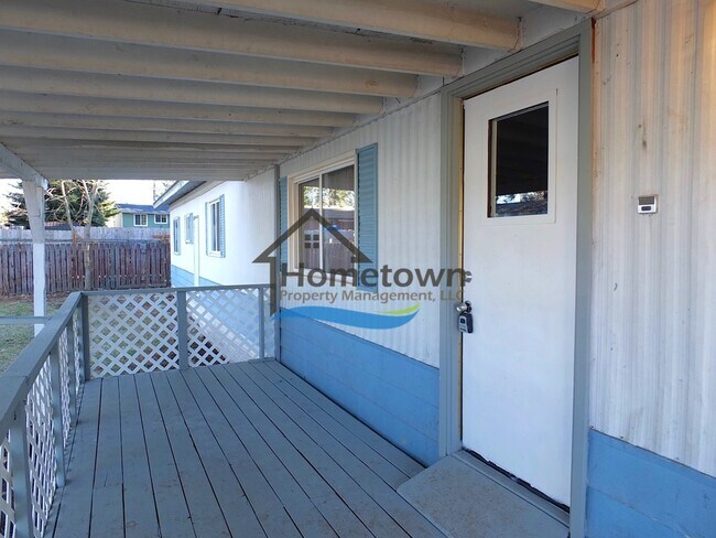 Foto del edificio - Updated 2 Bed 2 Bath Mobile with Huge Cove...