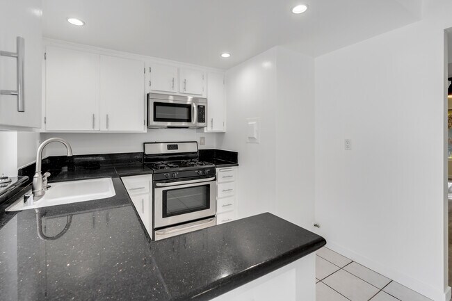 Building Photo - 10811 Blix St