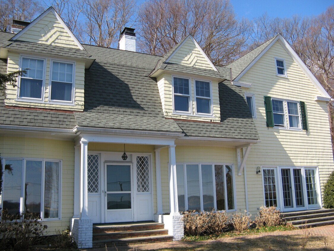 Primary Photo - 990 W Shore Rd