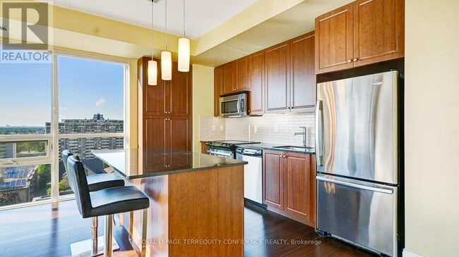 Building Photo - 70 Roehampton Ave