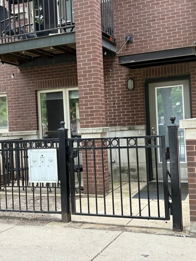 Foto del edificio - 1226 S Blue Island Ave