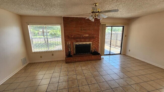 Foto del edificio - 8511 Woodstone Dr