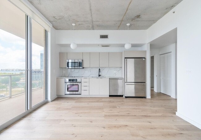 Foto del edificio - 3470 E Coast Ave