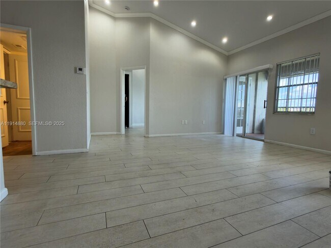 Building Photo - 2831 N Oakland Forest Dr