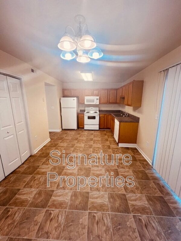 Foto del edificio - 555 Fairfax Ave