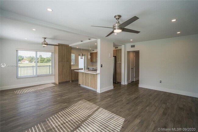 Building Photo - 117 S Shore Dr
