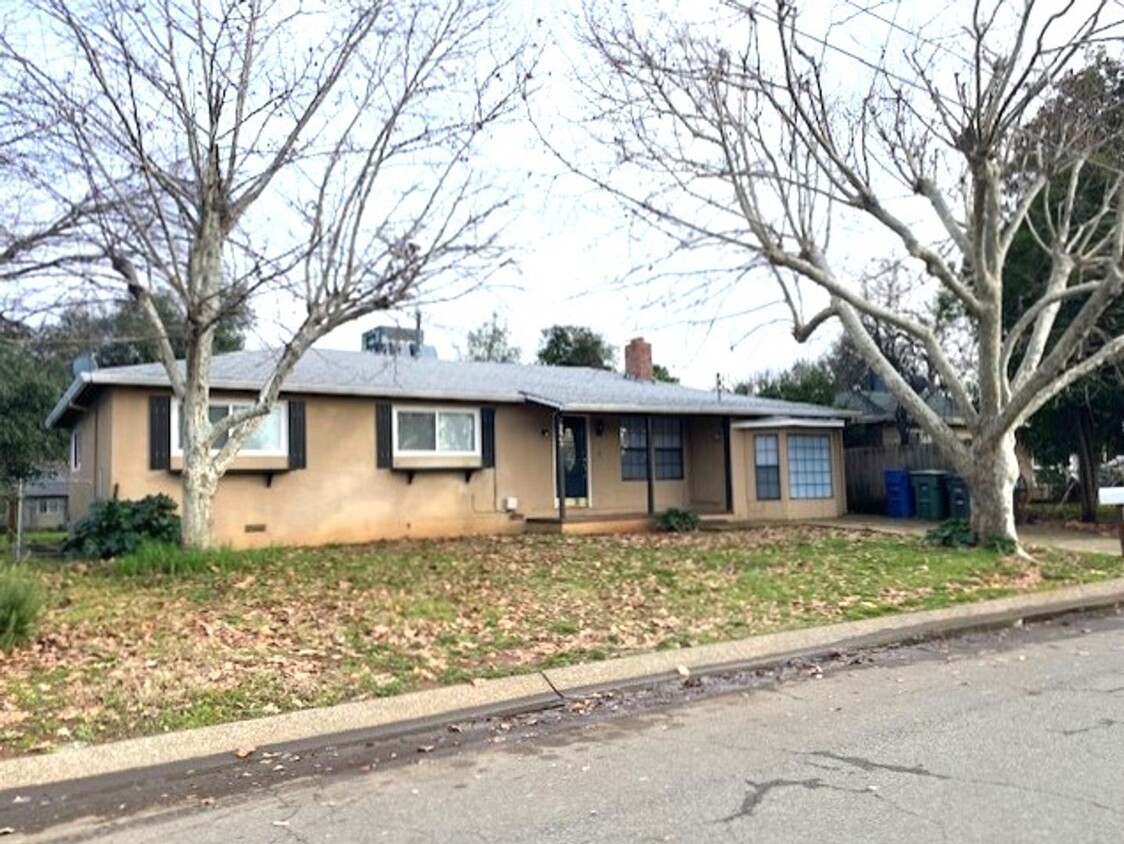 Primary Photo - Spacious 3/2 home + Bonus Room in E. Reddi...