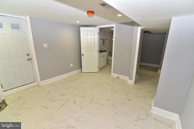 Building Photo - 5401 Pembroke Ave