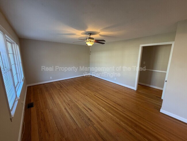 Foto del edificio - 2748 Lyndhurst Ave