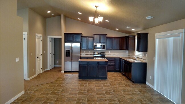 Building Photo - Like New 3 Bedroom 2 Bath + Den with 2 Car...