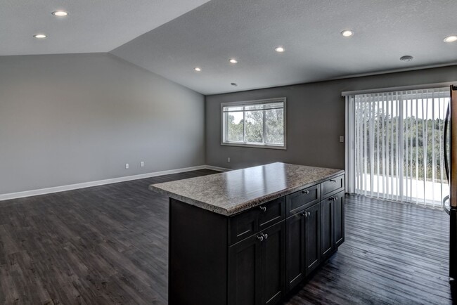 Building Photo - 3 Bedroom Town Home