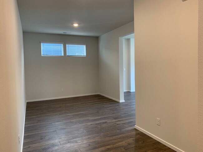 Building Photo - 4 BED/2.5 BATH PLUS A HUGE BONUS ROOM! HIGH END FINISHES! LARGE FENCED BACKYARD !