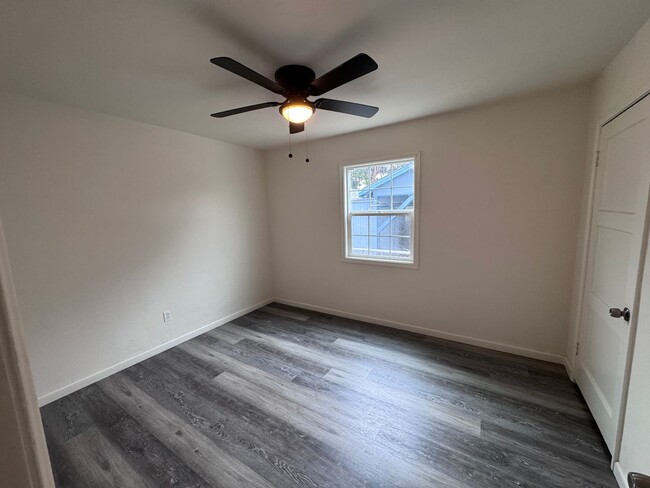 Building Photo - 3 Bedroom, 1 1/2 Bath, Spacious Yard