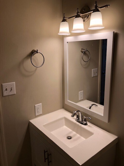 Building Photo - Newly Renovated Home on 2 Acres!