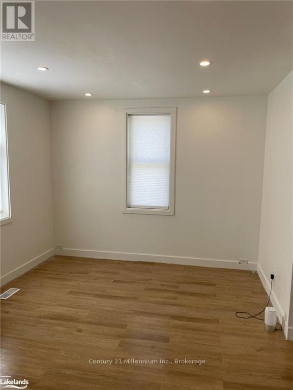 Photo du bâtiment - 563 12th Ave