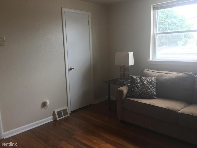 Foto del edificio - 1500 W Champlost Ave