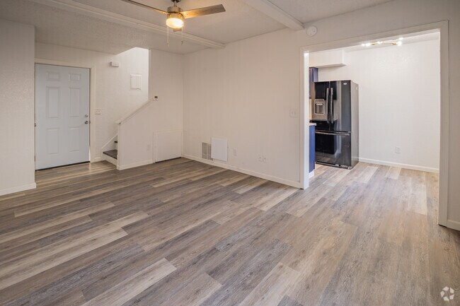 2 habitaciones, 1.5 baños, estilo 2, 825 pies cuadrados, sala de estar y comedor - College Park Townhouses