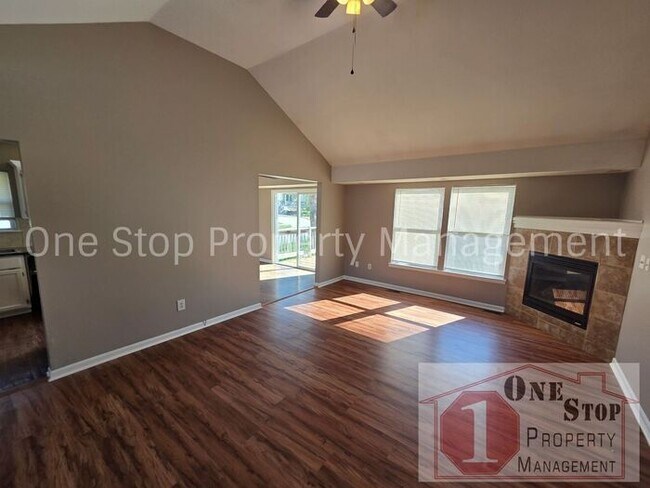 Foto del edificio - Spacious 3 bedroom/ 2.5 bath with a finished basement!!