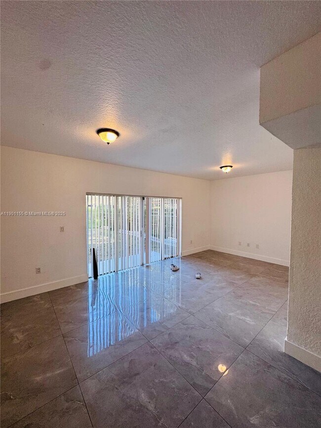 Foto del edificio - 949 SW 6th Pl