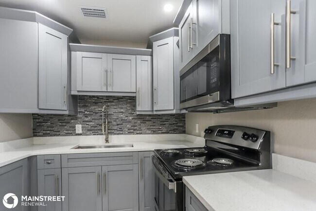 Building Photo - 3911 W Walnut Street, TAMPA, FL 33607