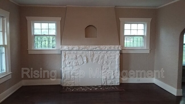 Building Photo - 200 9th Ct W