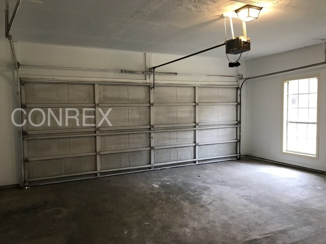 Foto del edificio - FREE RENT ASK HOW!!!