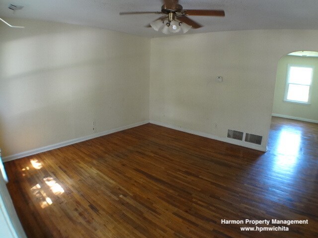 Building Photo - Large 2 Bed 1 Bath Home Near Meridian & Do...