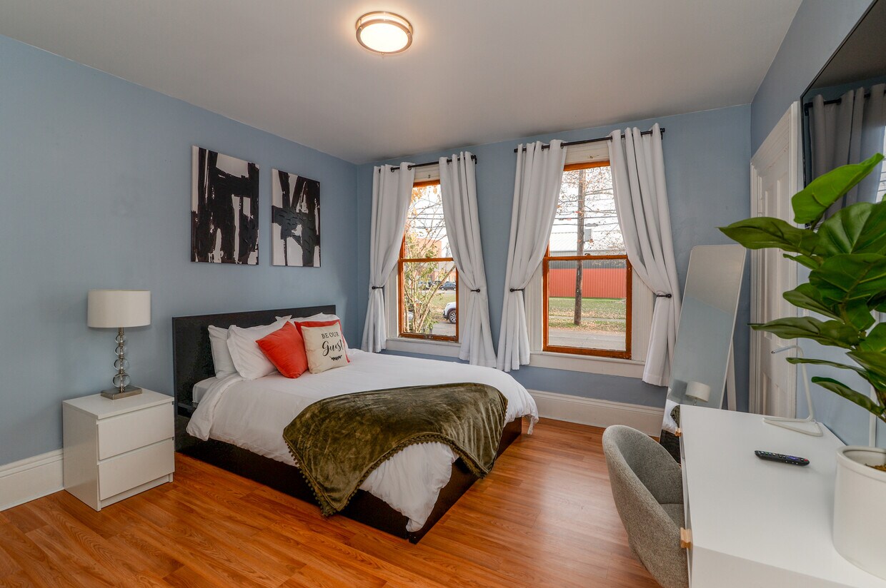 Primary Photo - 2096 W 32nd St