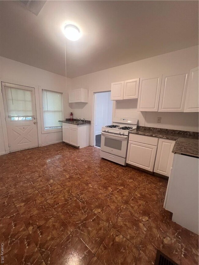 Building Photo - 202 South Ave