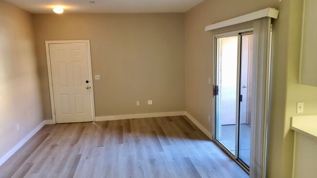 Building Photo - 2 Bedroom 2 Bath Lower Lever Henderson Condo-Sunridge Heights