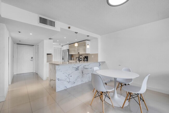 Foto del edificio - 1717 N Bayshore Dr