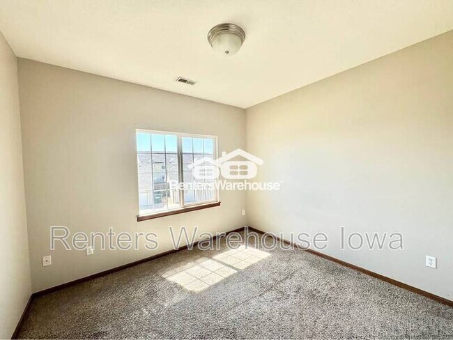 Building Photo - 1624 NW Prairie Lakes Dr