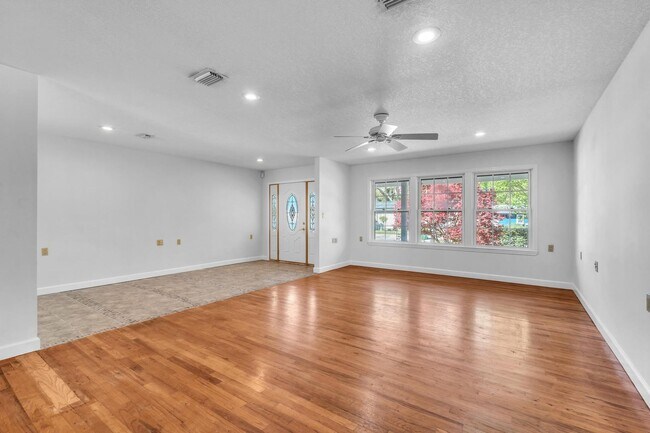 Foto del edificio - Charming 3 Bedroom w/ Large Garage & Attached Workshop!!