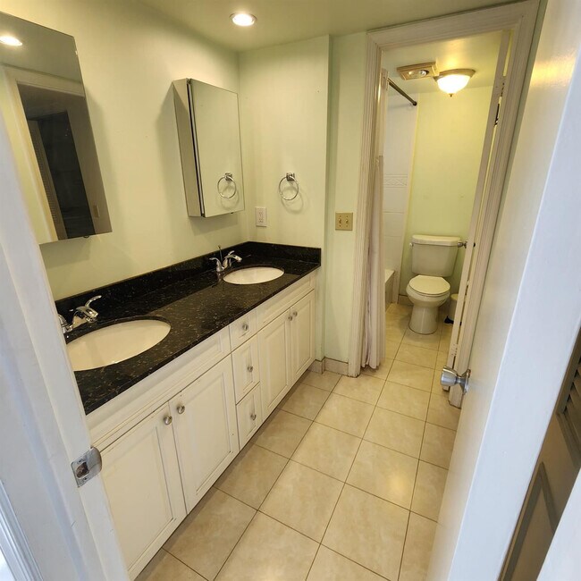 Building Photo - 9430 Poinciana Pl