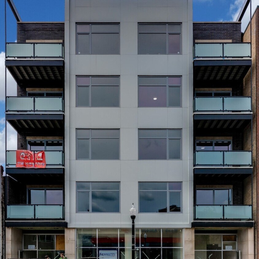 Primary Photo - 3220 N Lincoln Ave
