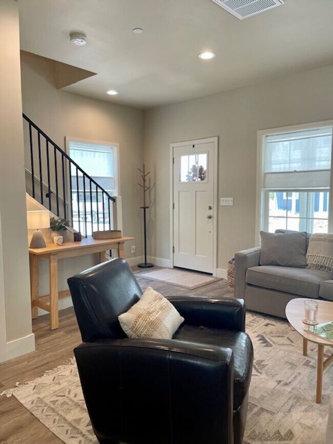 Foto del edificio - Modern 3 Bedroom 2.5 Bathroom House Close to Downtown Nevada City