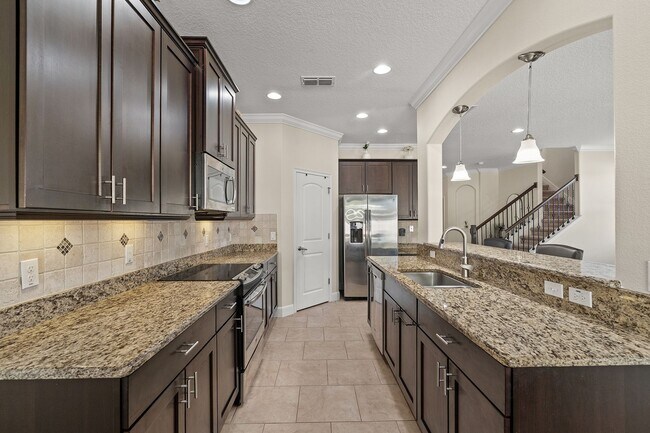 Foto del edificio - Elegant 5-Bed, 4-Bath Home with Modern Upgrades in St. Cloud, FL